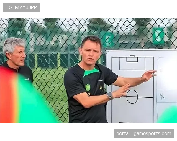 官方：沙尔克04与主帅临时救火教练卡拉尔续约至2027年