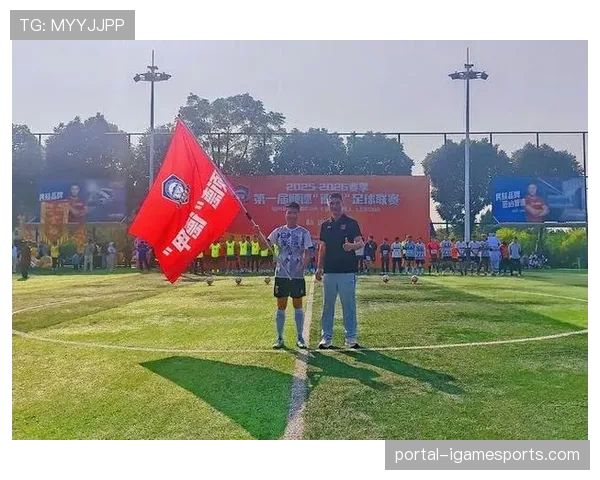 德甲“足球周末”活动在柏林启动,吸引超十万市民参与基层足球体验 德甲“足球周末”活动在柏林启动,吸引超十万市民参与基层足球体验